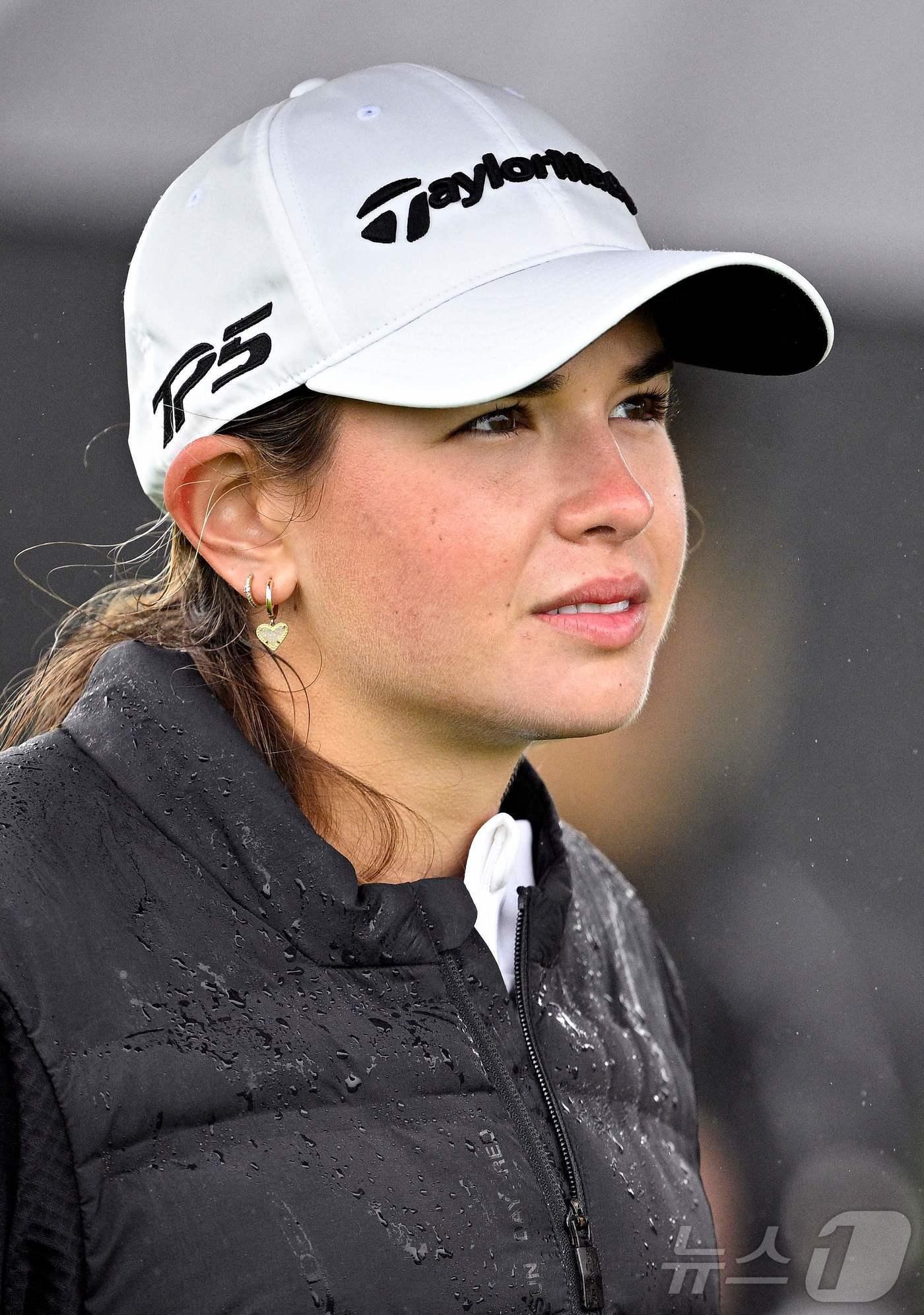 본문 이미지 - 카이 트럼프가 지난 2월 12일 미국 캘리포니아 라호야 토리 파인스 골프 코스에서 열린 &#39;제네시스 인비테이셔널 2025&#39;에 앞서 경기를 지켜보고 있다. 2025.02.12 ⓒ AFP=뉴스1 ⓒ News1 이정환 기자