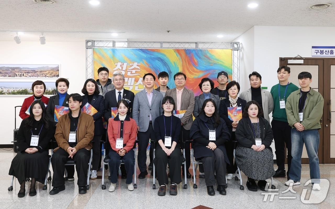 본문 이미지 - 청춘서철모 서구청장이 컬렉션 청년예술작가전에서 기념촬영 하고 있다.(서구 제공. 재판매 및 DB금지)/뉴스1