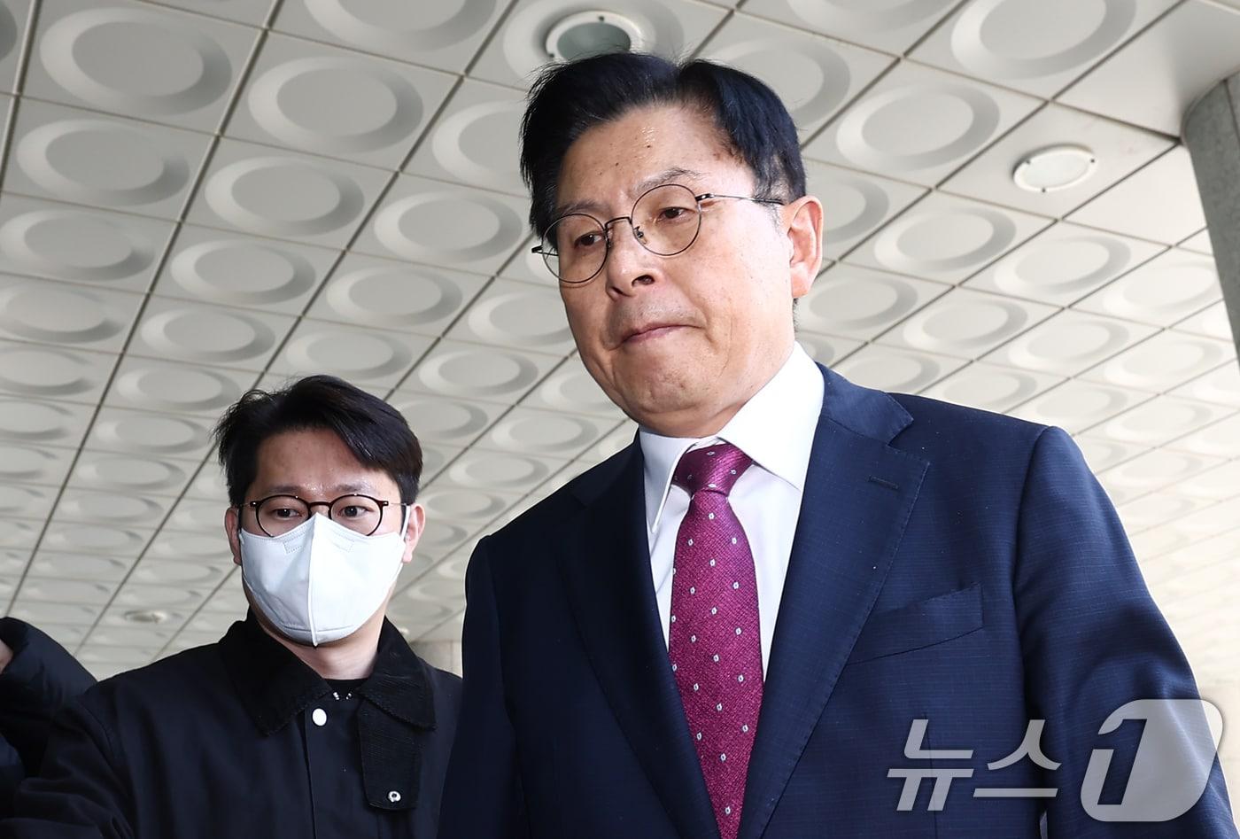 내란 선전·선동 혐의 관련 내란특검팀에 의해 체포된 황교안 전 국무총리가 12일 오전 서울 서초구 내란 특검 사무실이 마련된 서울고등검찰청으로 들어서고 있다. 2025.11.12/뉴스1 ⓒ News1 김민지 기자