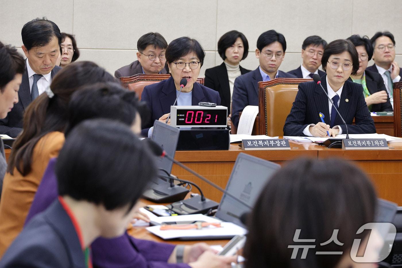 정은경 보건복지부 장관이 12일 서울 여의도 국회에서 열린 보건복지위원회 전체회의에서 의원 질의에 답변하고 있다. 2025.11.12/뉴스1 ⓒ News1 신웅수 기자