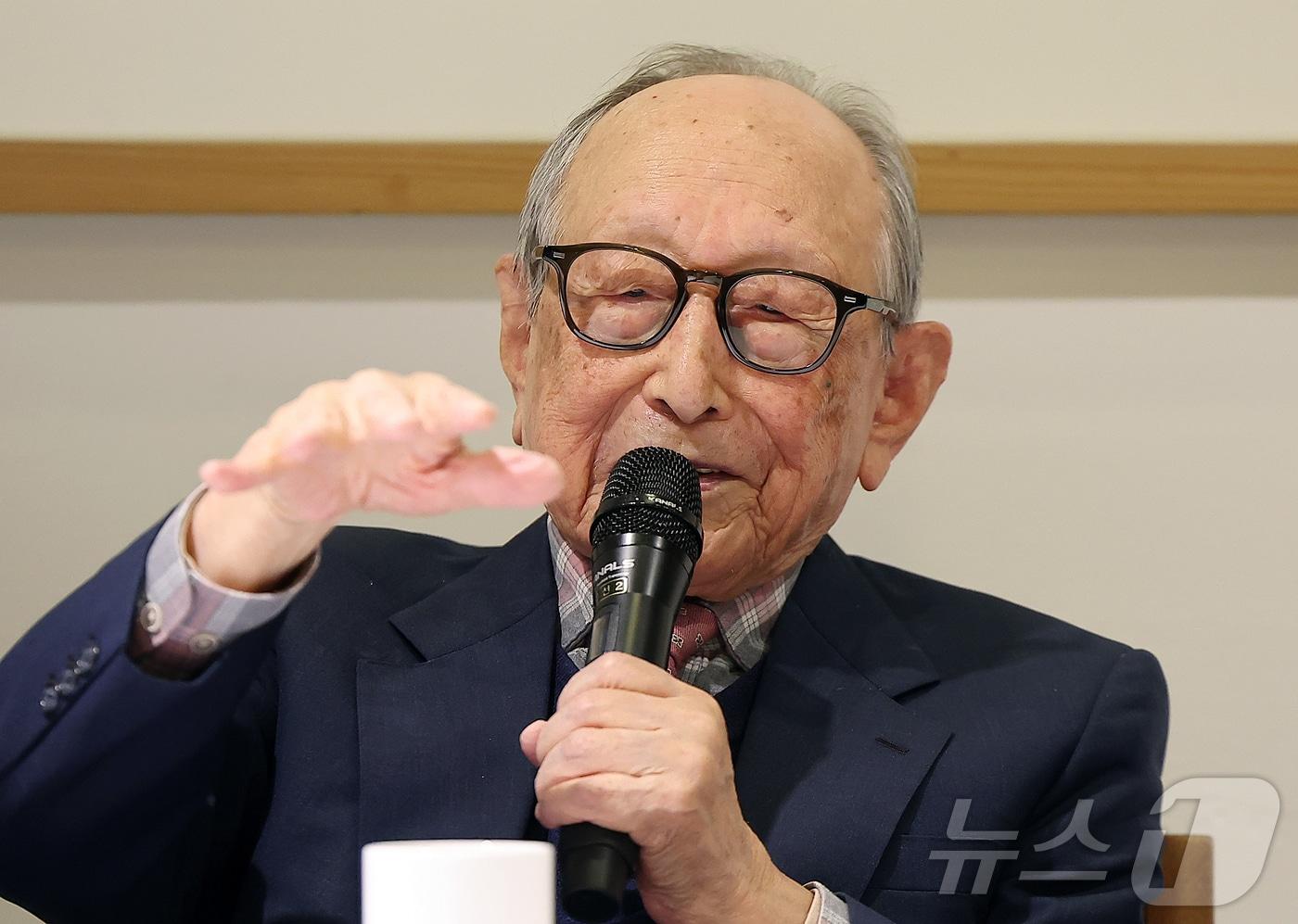 김형석 연세대학교 명예교수가 12일 오전 서울 중구 달개비에서 열린 &#39;백 년의 유산&#39; 출간 기자간담회에서 소감을 말하고 있다. &#39;백 년의 유산&#39;은 지난해 9월 기네스 기록까지 인증 받으며 세계 최고령 저자 타이틀을 거머쥔 김 교수의 신간으로 책 이성의 시대에 남겨진 마지막 철학자&#39;가 무너져가는 인간성 회복을 위한 선언문이다. 철학, 종교, 삶과 죽음, 그리고 사회와 공동체를 아우르는 100여 년의 사유를 담고 있다. 2025.11.12/뉴스1 ⓒ News1 김진환 기자