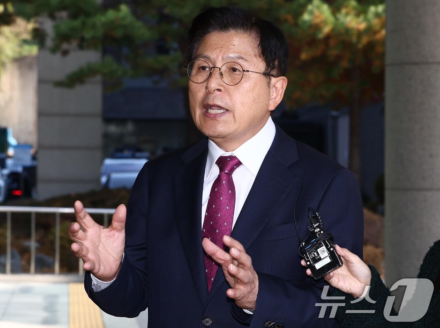 본문 이미지 - 내란 선동 혐의 관련 내란특검팀에 의해 체포된 황교안 전 국무총리가 12일 오전 서울 서초구 내란 특검 사무실이 마련된 서울고등검찰청에 도착해 입장을 밝히고 있다. 2025.11.12/뉴스1 ⓒ News1 김민지 기자