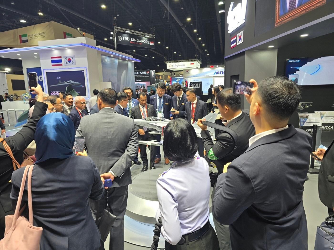 본문 이미지 - 말레이시아 국방부 사무총장 일행이 KAI 부스를 방문해 설명을 듣고 있다. &#40;KAI 제공&#41;