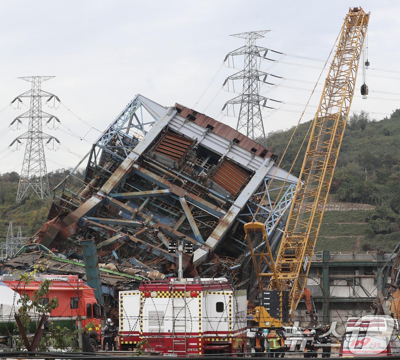 본문 이미지 - 한국동서발전 울산화력발전소 보일러 타워 붕괴 사고 일주일 째인 지난 12일 소방대원들이 사고 현장에서 구조·수색 작업을 하고 있다. 2025.11.12/뉴스1 ⓒ News1 조민주 기자