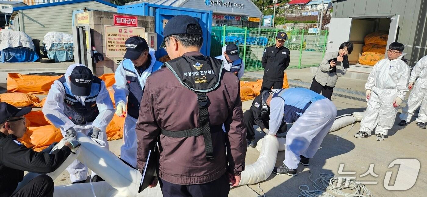 속초해양경찰서가 퇴직 해양경찰 공무원의 도움을 받아 민간 자율방제대원들을 대상으로 실시한 교육·훈련. &#40;속초해경 제공, 재판매 및 DB 금지&#41; 2025.11.12/뉴스1