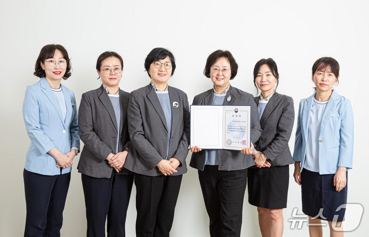 부산대병원 간호사회 소속 간호사들이 대한민국 나눔국민대상에서 보건복지부장관 표창을 받고 기념사진을 찍고 있다.&#40;부산대병원 제공. 재판매 및 DB 금지&#41;