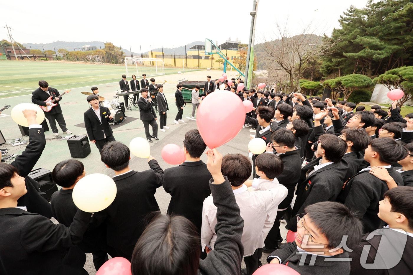 2026학년도 대학수학능력시험을 하루 앞둔 12일 광주 서구 대동고에서 1,2학년 재학생들이 3학년 수험생 선배들을 위해 밴드부 라이브 공연을 하고 있다. 2025.11.12/뉴스1 ⓒ News1 박지현 기자