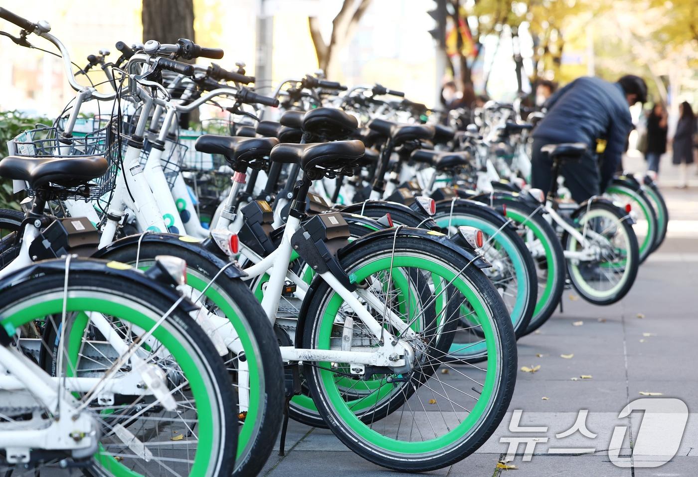 본문 이미지 - 12일 오후 서울 시내의 한 따릉이 대여소에서 시민들이 따릉이를 이용하고 있다. 2025.11.12/뉴스1 ⓒ News1 김민지 기자