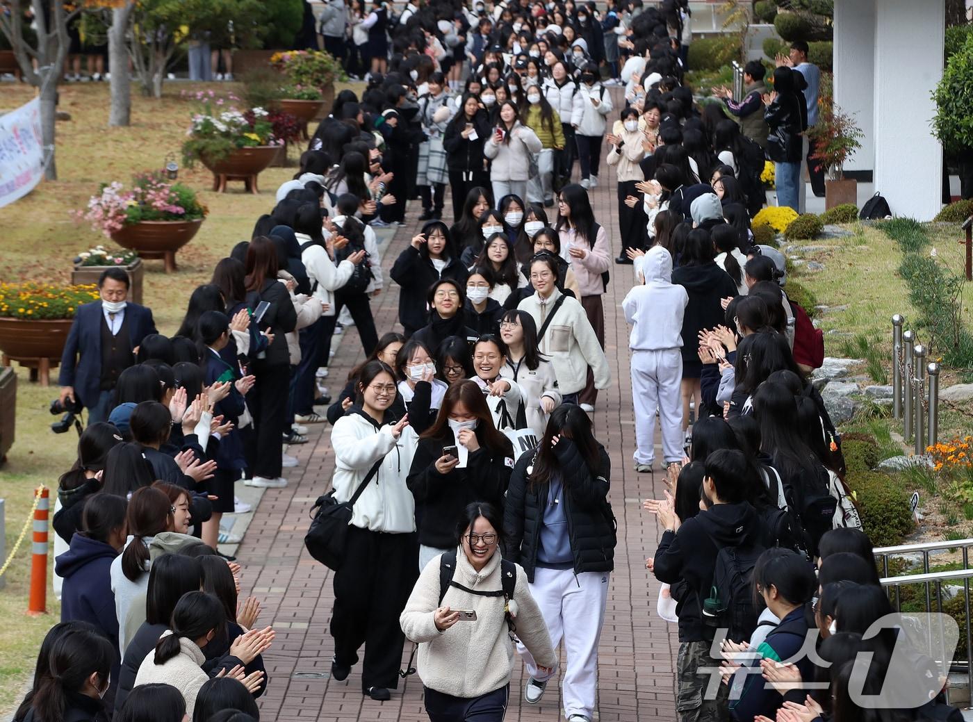 본문 이미지 - 2026학년도 대학수학능력시험 예비소집일인 12일 부산 사상구 주례여자고등학교에서 고3 수험생들이 고2 후배들의 응원을 받으며 교정을 나서고 있다. 2025.11.12/뉴스1 ⓒ News1 윤일지 기자