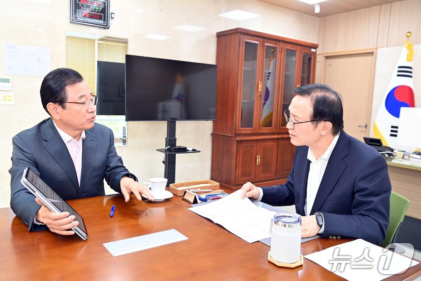  이현재 경기 하남시장&#40;사진 왼쪽&#41;이 지난 11일 임태희 경기도교육감과 만나 하남교육지원청 신설 지원을 요청하고 있다.&#40;하남시 제공. 재판매 및 DB 금지&#41;/뉴스1