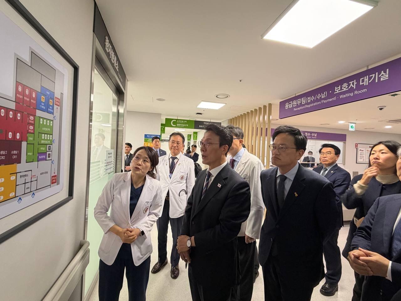 본문 이미지 - 12일 서울 성북구 고려대 안암병원 응급실을 찾은 박주민 국회 보건복지위원회 위원장과 김민석 국무총리.&#40;박주민 더불어민주당 의원실 제공&#41;