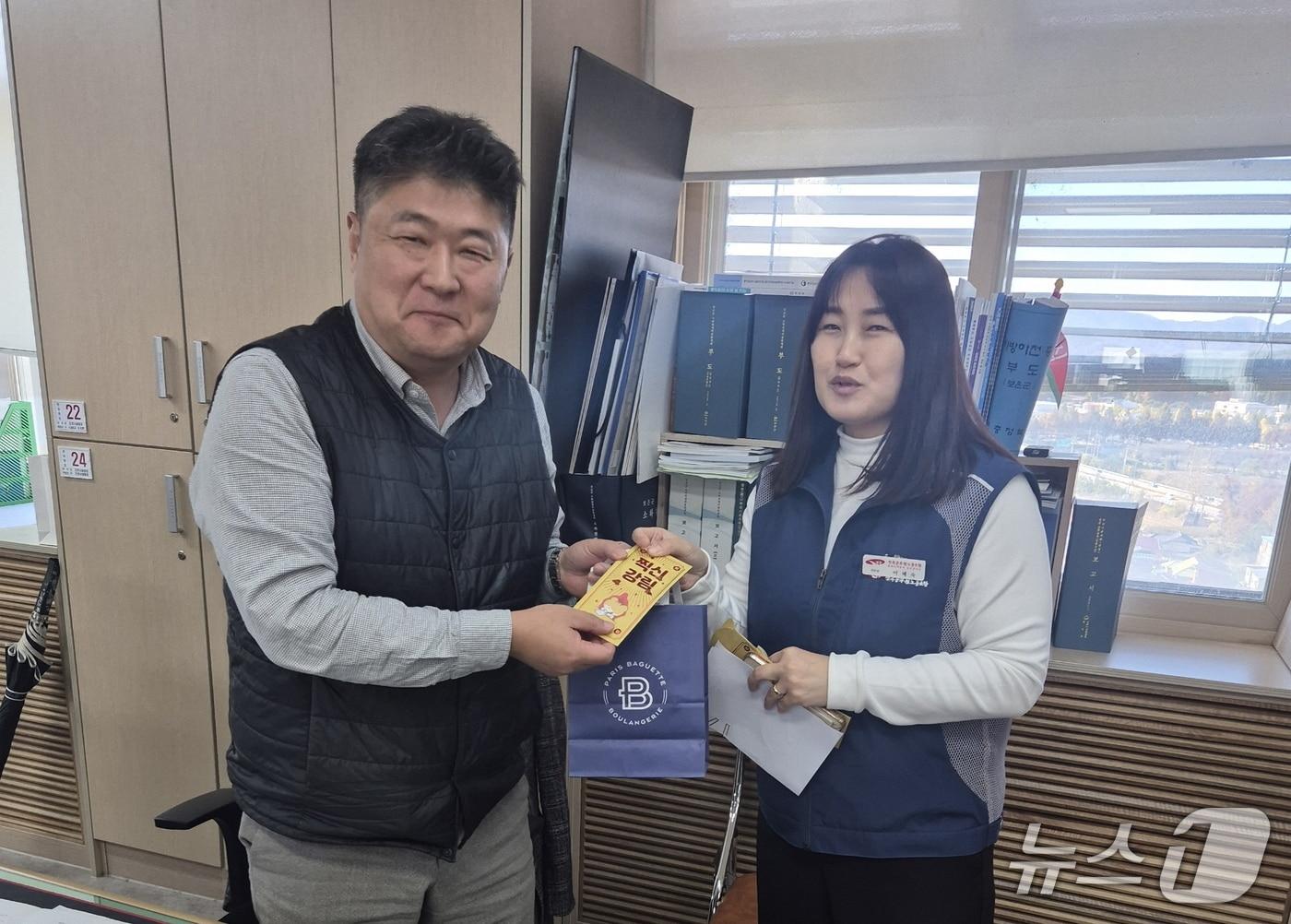 본문 이미지 - 12일 이혜숙 전국공무원노동조합 보은군지부장(오른쪽)이 고3 자녀를 둔 조합원을 격려하고 있다.(보은군 제공.재판매 및 DB금지) /뉴스1