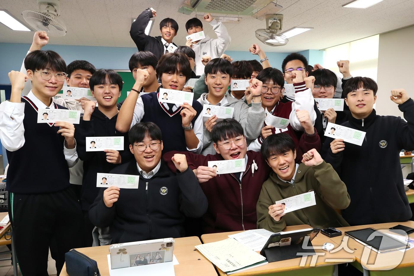 본문 이미지 - 2026학년도 대학수학능력시험을 하루 앞둔 12일 오후 대구 중구 경대사대부고에서 수능 수험표를 받은 3학년 학생들이 함께 파이팅을 외치고 있다. 2025.11.12/뉴스1 ⓒ News1 공정식 기자