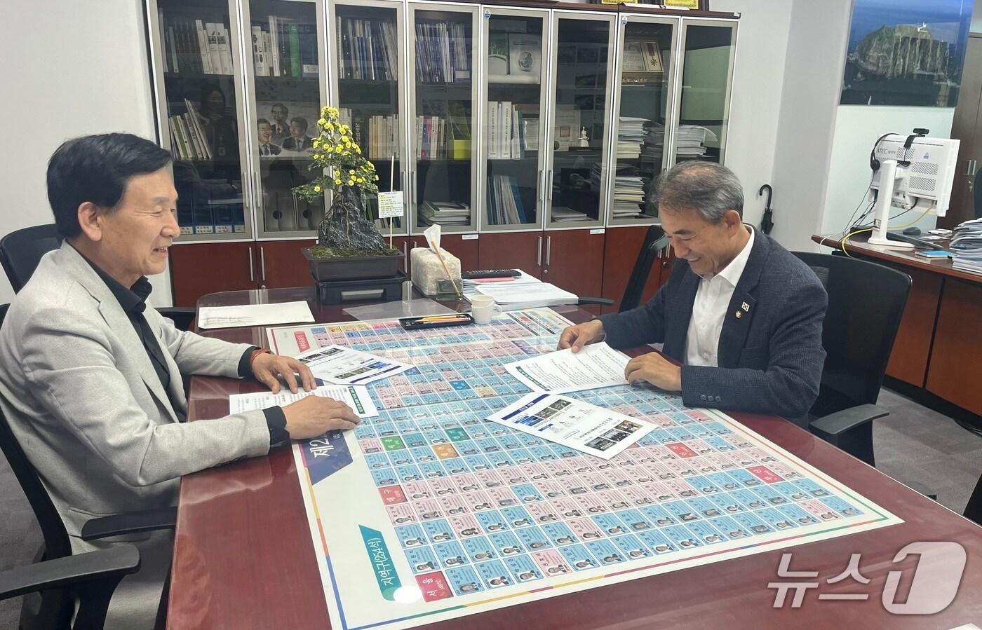 동창옥 전북 진안군의장&#40;왼쪽&#41;이 국회에서 윤준병 의원을 만나고 있다.&#40;의회제공. 재판매 및 DB금지&#41;2025.11.12/뉴스1