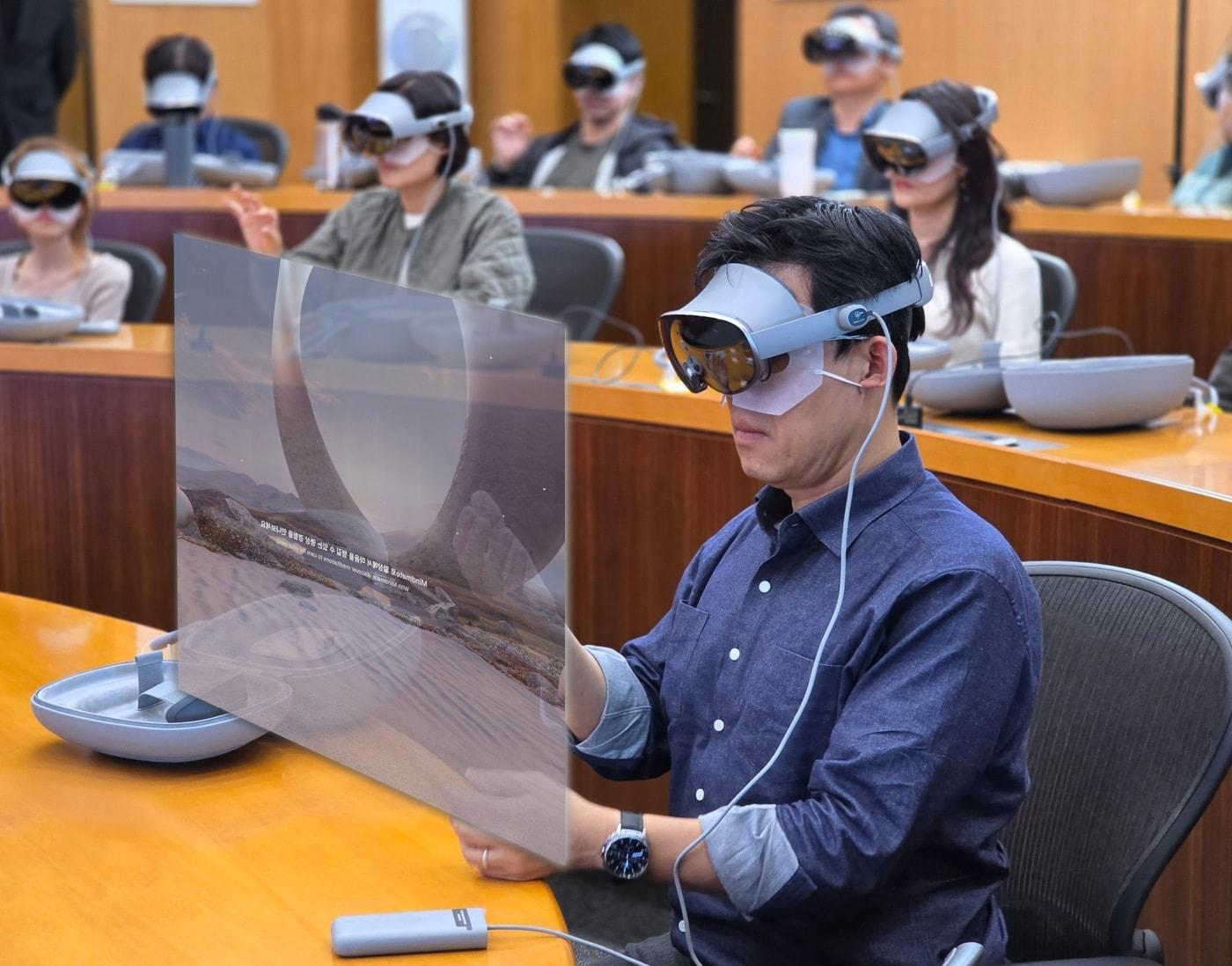 본문 이미지 - 삼성 임직원이 삼성인력개발원에서 갤럭시 XR을 연결한 채 교육에 참여하고 있다(삼성 제공). ⓒ 뉴스1