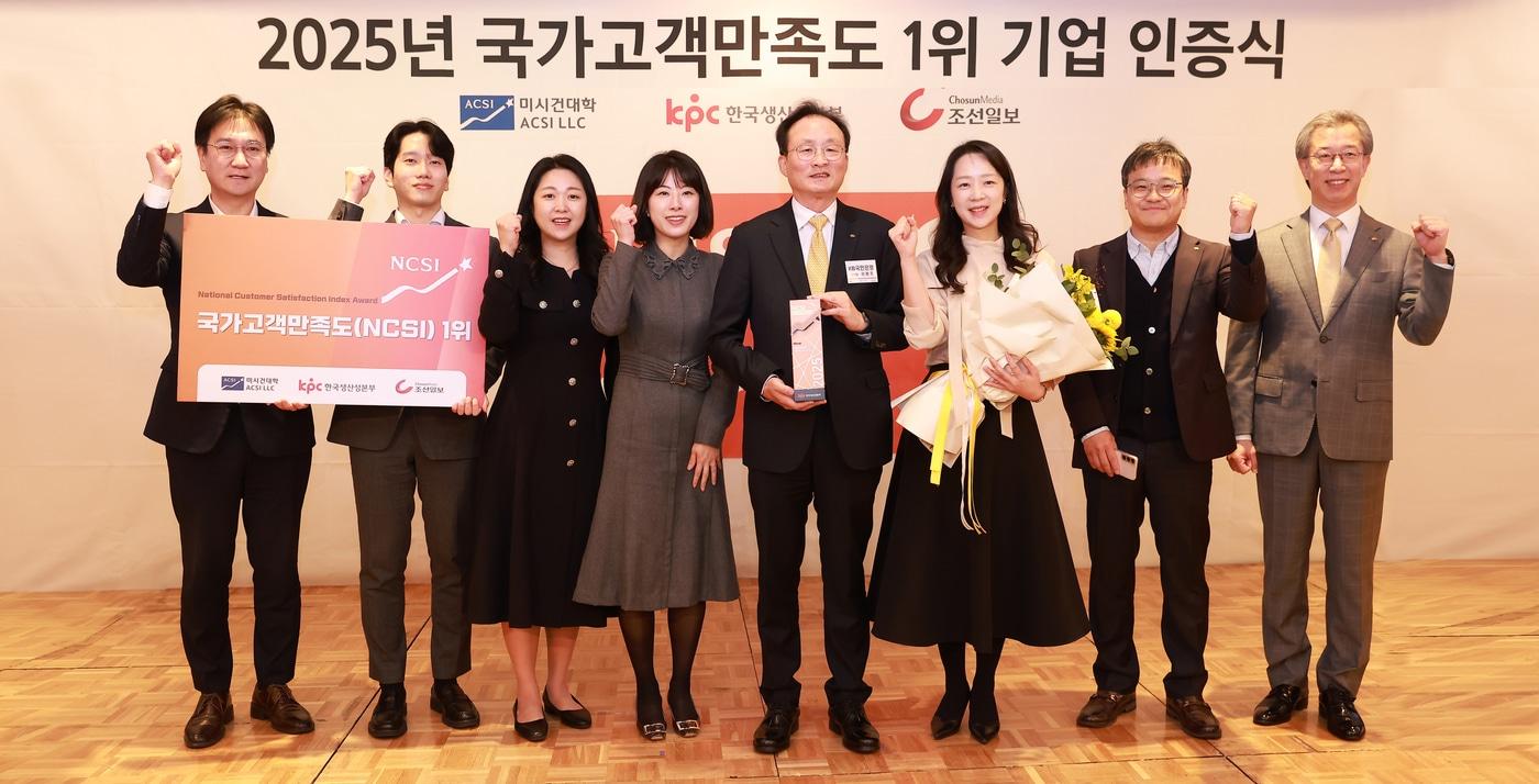 12일 서울 중구 롯데호텔서울에서 열린 국가고객만족도&#40;NCSI&#41; 시상식에 참석한 이환주 KB국민은행장&#40;왼쪽에서 다섯번째&#41;과 임직원들이 기념촬영을 하고 있다.&#40;KB국민은행 제공&#41;