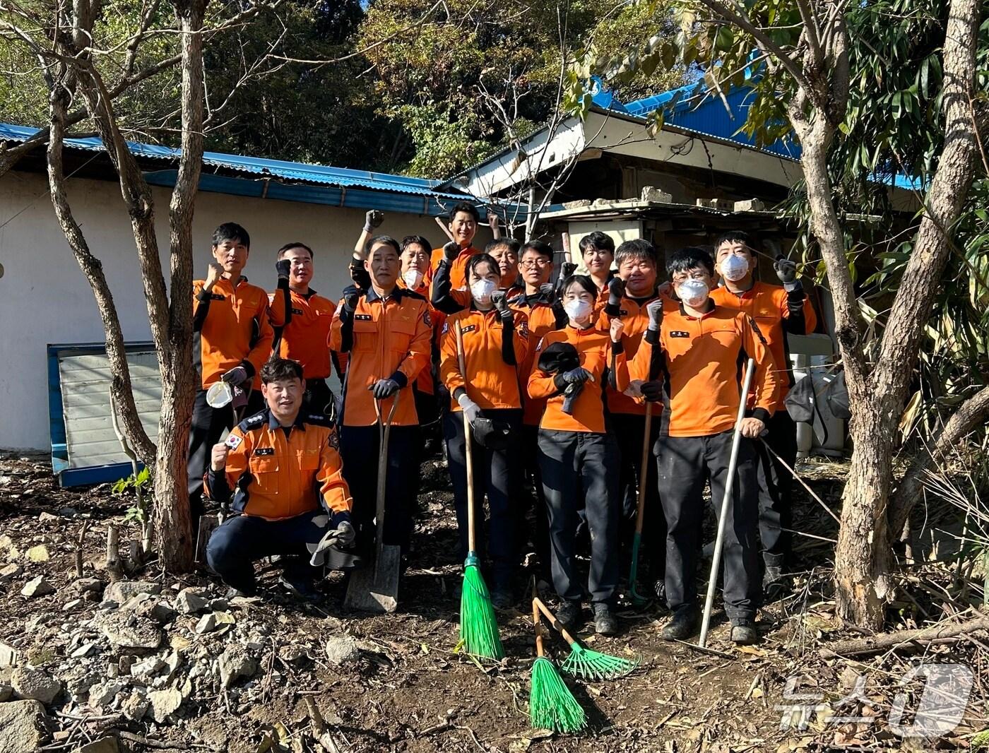 본문 이미지 - 강원특별자치도 소방본부 화재대응조사관 소방관 봉사활동.&#40;도소방본부 제공, 재판매 및 DB금지&#41;