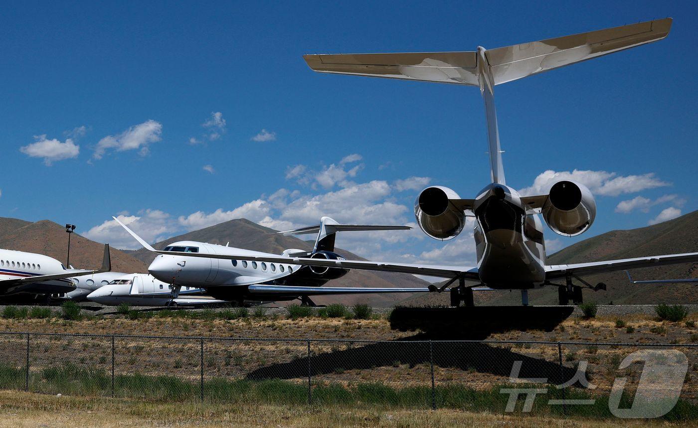 미국 아이다호주 선밸리에서 열린 앨런앤컴퍼니 선밸리 콘퍼런스 기간 프리드먼 메모리얼 공항에 주차된 개인 전용기. 2025.7.10 ⓒ AFP=뉴스1