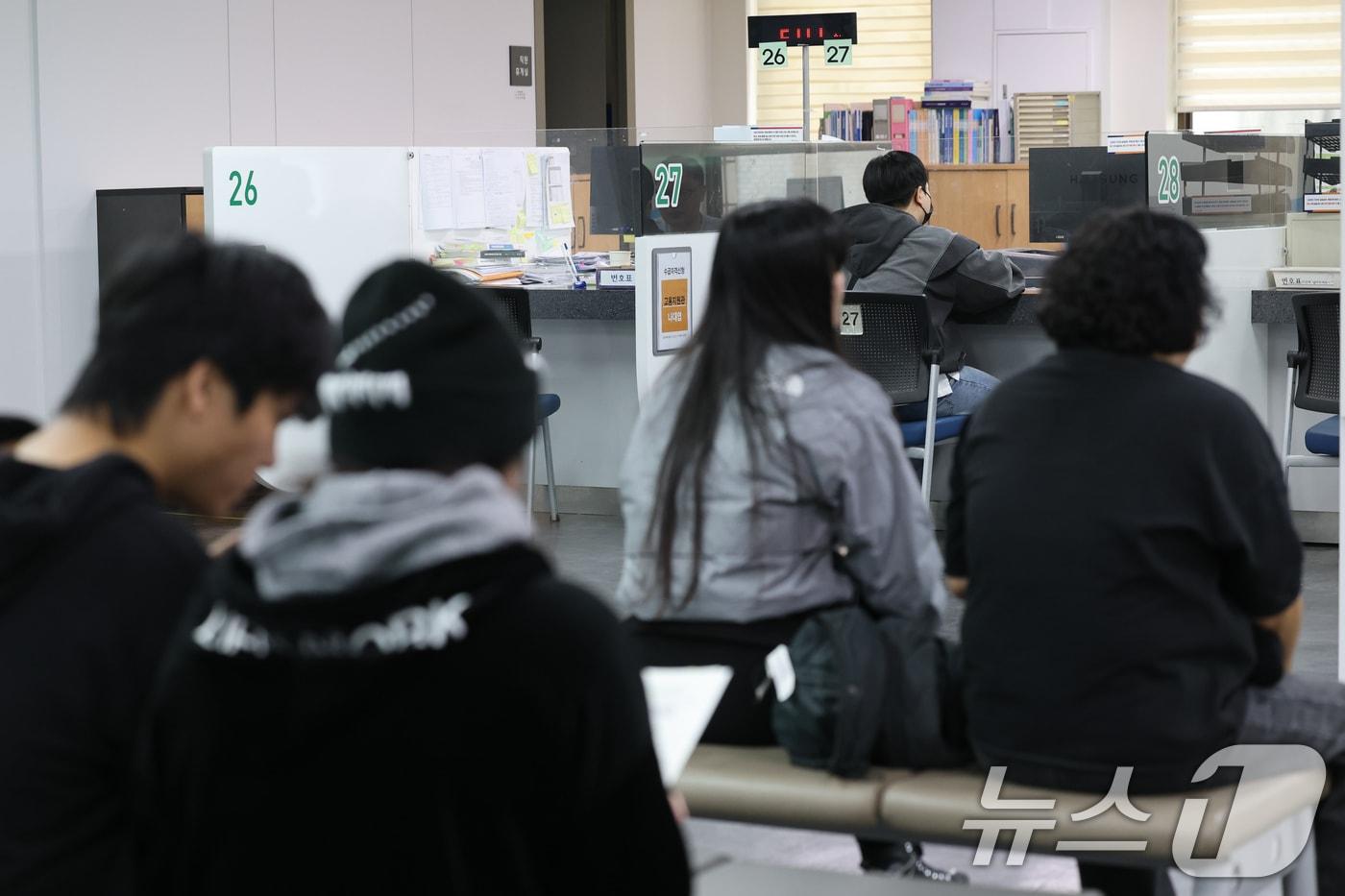 서울 마포구 서울서부고용복지플러스센터를 찾은 시민들이 실업급여 수급 상담을 받고 있다. ⓒ News1 안은나 기자