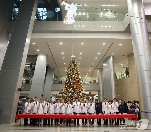 본문 이미지 - 연세대학교 세브란스병원에 따르면 전날(11일) 저녁 본관과 연세암병원에서 크리스마스 트리 점등식이 진행됐다.(연세대학교 세브란스병원 제공)