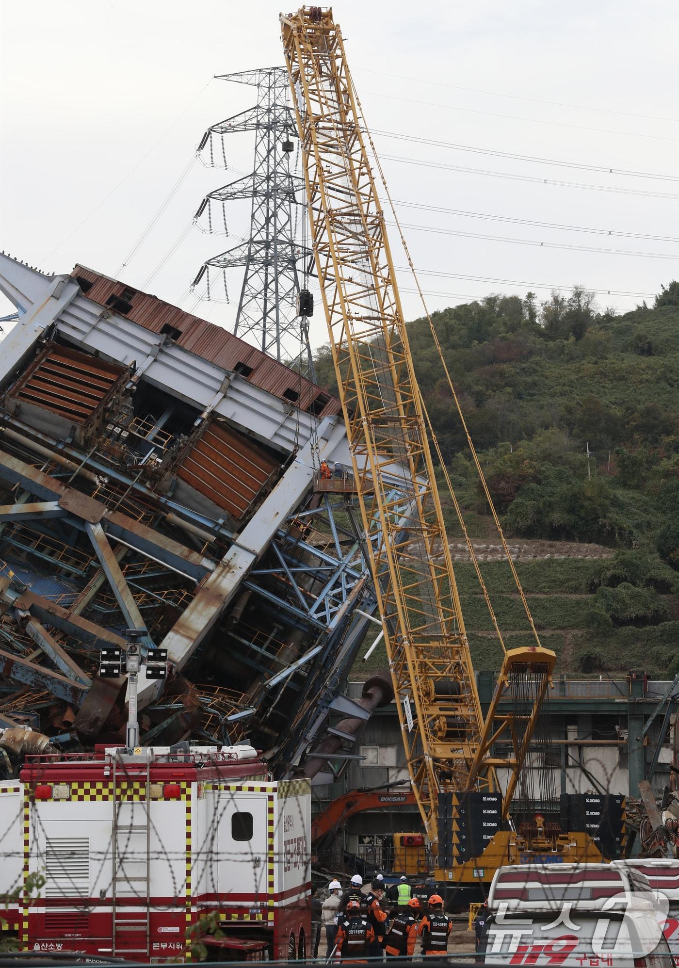 본문 이미지 - 한국동서발전 울산화력발전소 보일러 타워 붕괴 사고 일주일 째인 12일 사고 현장에서 크레인으로 5호기 상부 구조물을 고정하는 작업이 이뤄지고 있다. 2025.11.12/뉴스1 ⓒ News1 조민주 기자