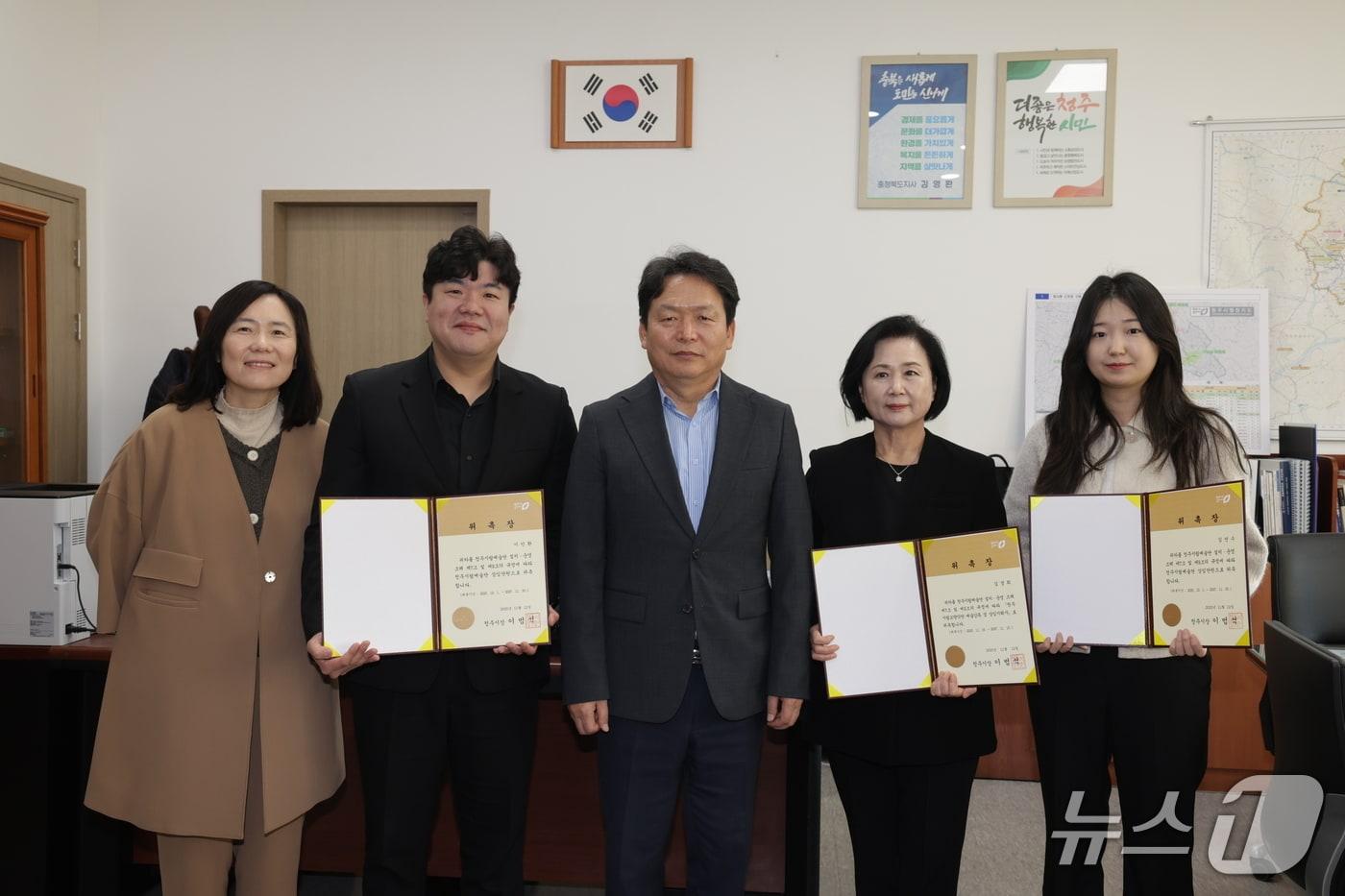 김경희&#40;왼쪽 네번째&#41; 예술감독 겸 상임지휘자가 12일 청주시청에서 열린 위촉식을 마치고 청주시 관계자 등과 기념 촬영을 하고 있다.&#40;청주시 제공. 재판매 및 DB금지&#41;/뉴스1