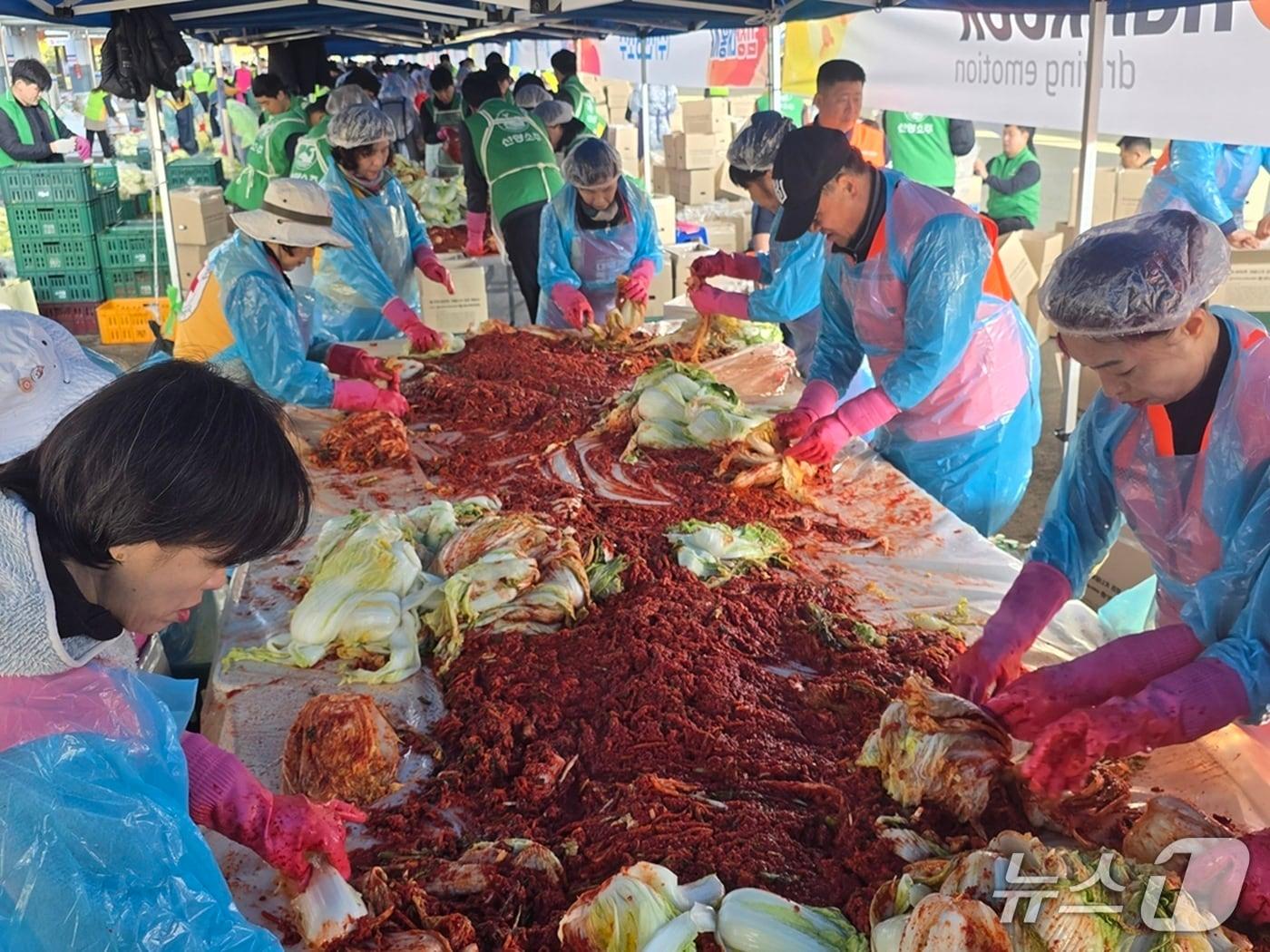 본문 이미지 - 한국타이어 임직원 김장 봉사 장면. (한국타이어 제공. 재판매 및 DB금지) 2025.11.12/뉴스1