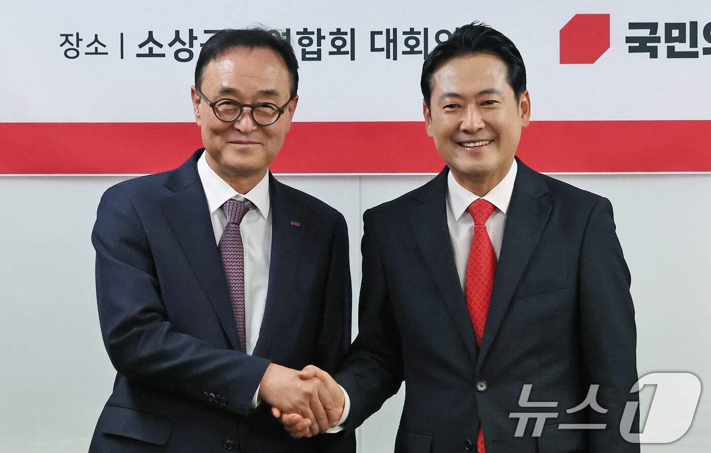 장동혁 국민의힘 대표와 송치영 소상공인연합회장이 12일 오후 서울 여의도 소상공인연합회에서 열린 국민의힘 당대표-소상공인연합회 간담회에서 악수하고 있다. 2025.11.12/뉴스1 ⓒ News1 장수영 기자