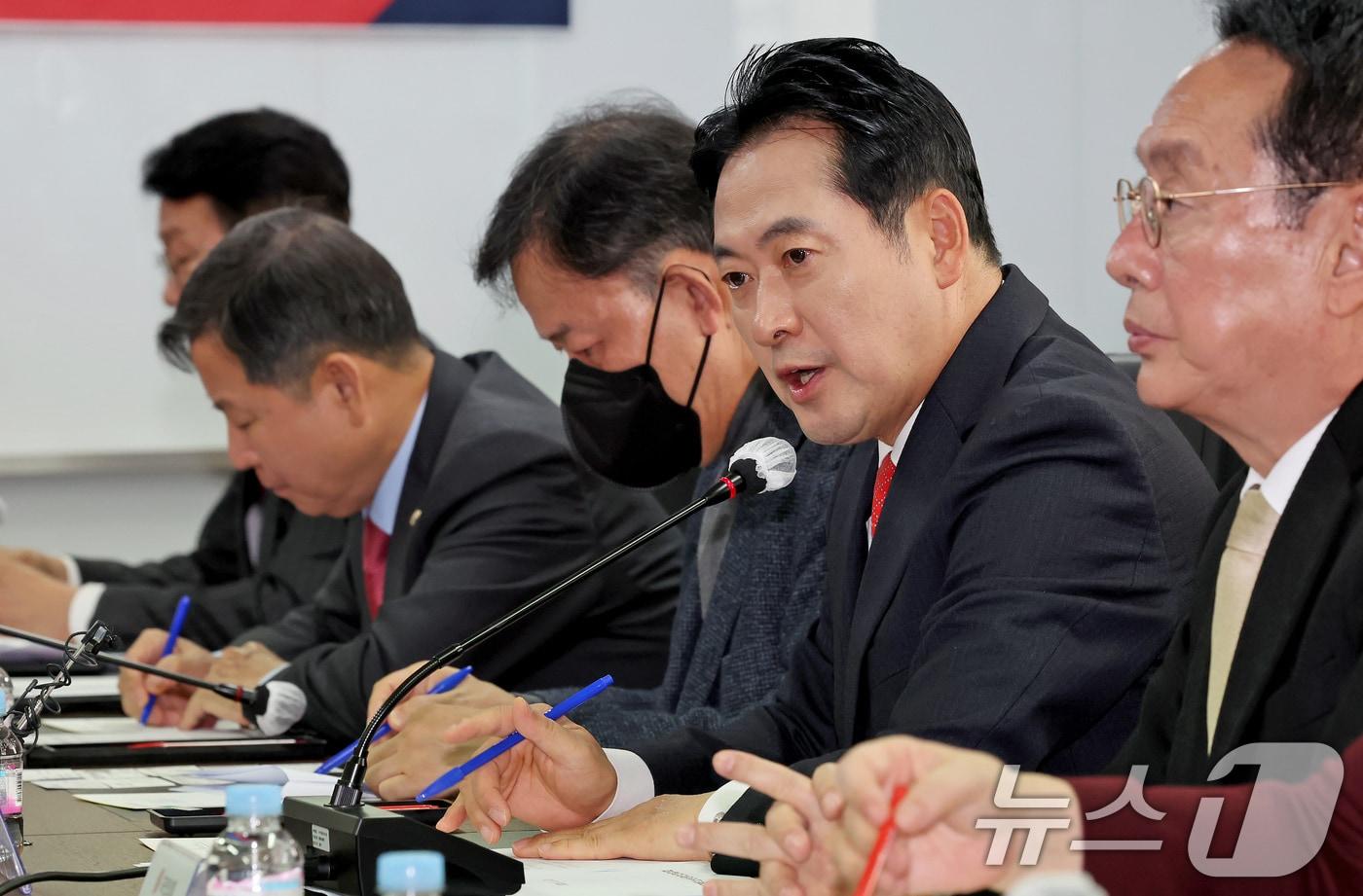 장동혁 국민의힘 대표가 12일 오후 서울 여의도 소상공인연합회에서 열린 국민의힘 당대표-소상공인연합회 간담회에서 인사말을 하고 있다. 2025.11.12/뉴스1 ⓒ News1 장수영 기자