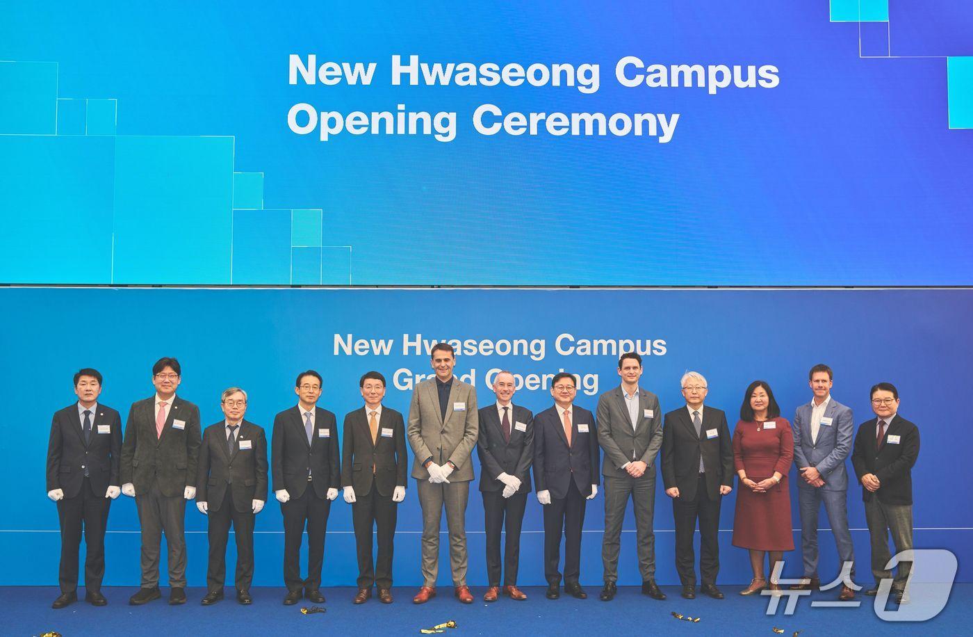 왼쪽부터 배정수 화성특례시 의회 의장, 김태형 경기도 의회 의원, 조승문 화성특례시 제2부시장, 강감찬 산업통상부 무역투자실장, 김성중 경기도 행정1부지사, 크리스토프 푸케&#40;Christophe Fouquet&#41; ASML 최고경영자&#40;CEO&#41;, 로저 다센&#40;Roger Dassen&#41; ASML 최고재무책임자&#40;CFO&#41;, 최한종 ASML코리아 대표이사, 에릭 반 코우웬&#40;Erik van Kouwen&#41; ASML코리아 대표이사, 김병찬 ASML코리아 대표이사, 써니 스탈나커&#40;Sunny Stalnaker&#41; ASML 코리아 전 대표이사, 야닉 시르&#40;Yanick Cyr&#41; ASML 건설 총괄, 쌍용건설 김인수 대표이사.&#40;ASML 코리아 제공&#41;