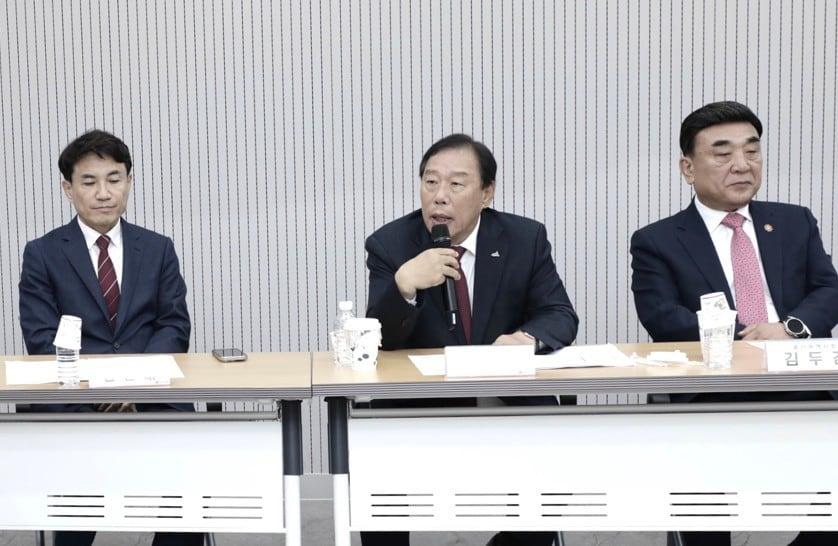 본문 이미지 - 한일지사회의에서 주제발표하는 최민호 세종시장&#40;가운데&#41; . &#40;세종시 제공. 재판매 및 DB 금지&#41;