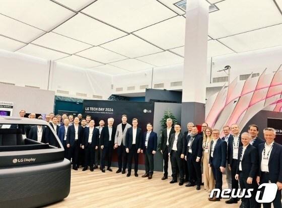 본문 이미지 -  LG그룹이 메르세데스-벤츠와 전장 협력에 속도를 낸다. 사진은 지난 3월 권봉석 ㈜LG 부회장, 올라 칼레니우스 벤츠 회장(가운데), 조주완 CEO 등이 기념사진을 촬영하는 모습. (사진 = 올라 칼레니우스 SNS 캡처)