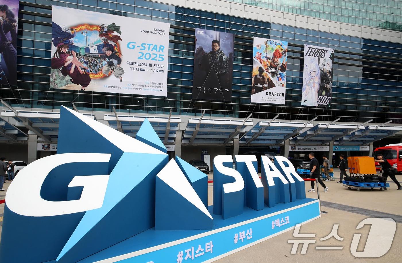 본문 이미지 - 국내 최대 게임전시회인 '지스타 2025' 개막을 하루 앞둔 12일 오후 부산 해운대구 벡스코 광장에서 관계자들이 개막 준비를 하고 있다. 2025.11.12 ⓒ 뉴스1 윤일지 기자