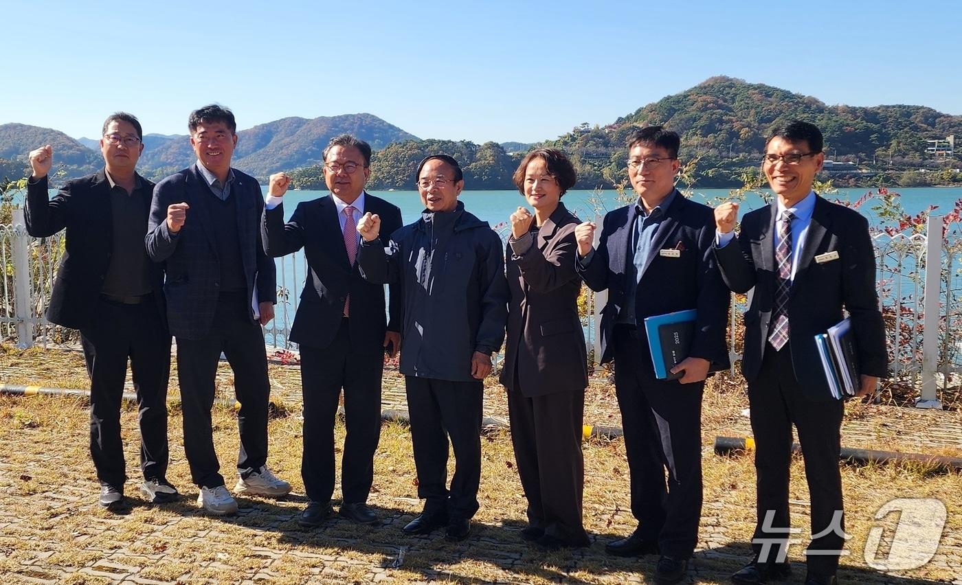 심민 전북 임시군수&#40;왼쪽 네번째&#41;가 김영우 영산강유역환경청장&#40;왼쪽 세번째&#41;을 만나 현안 사업 3건의 적극적인 협조를 요청했다.&#40;임실군제공, 재판매 및 DB금지&#41;2025.11.12/뉴스1
