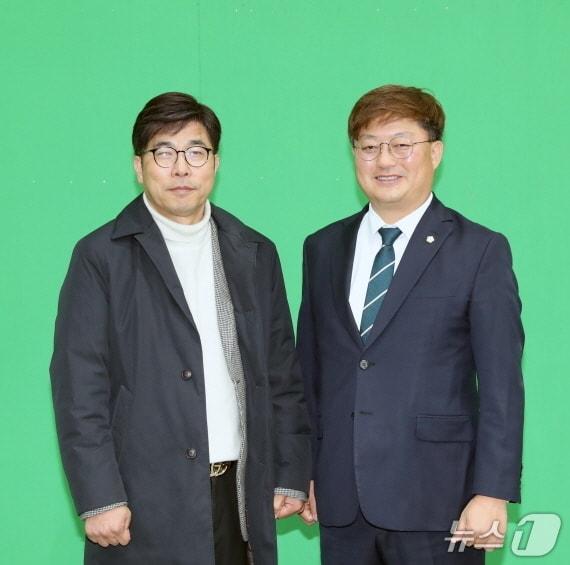 본문 이미지 - 피터 유 쿠뮤 필름 스튜디오 대표&#40;사진 왼쪽&#41;과 송영진 전주시의원.&#40;전주사의회 제공, 재판매 및 DB 금지&#41;/뉴스1