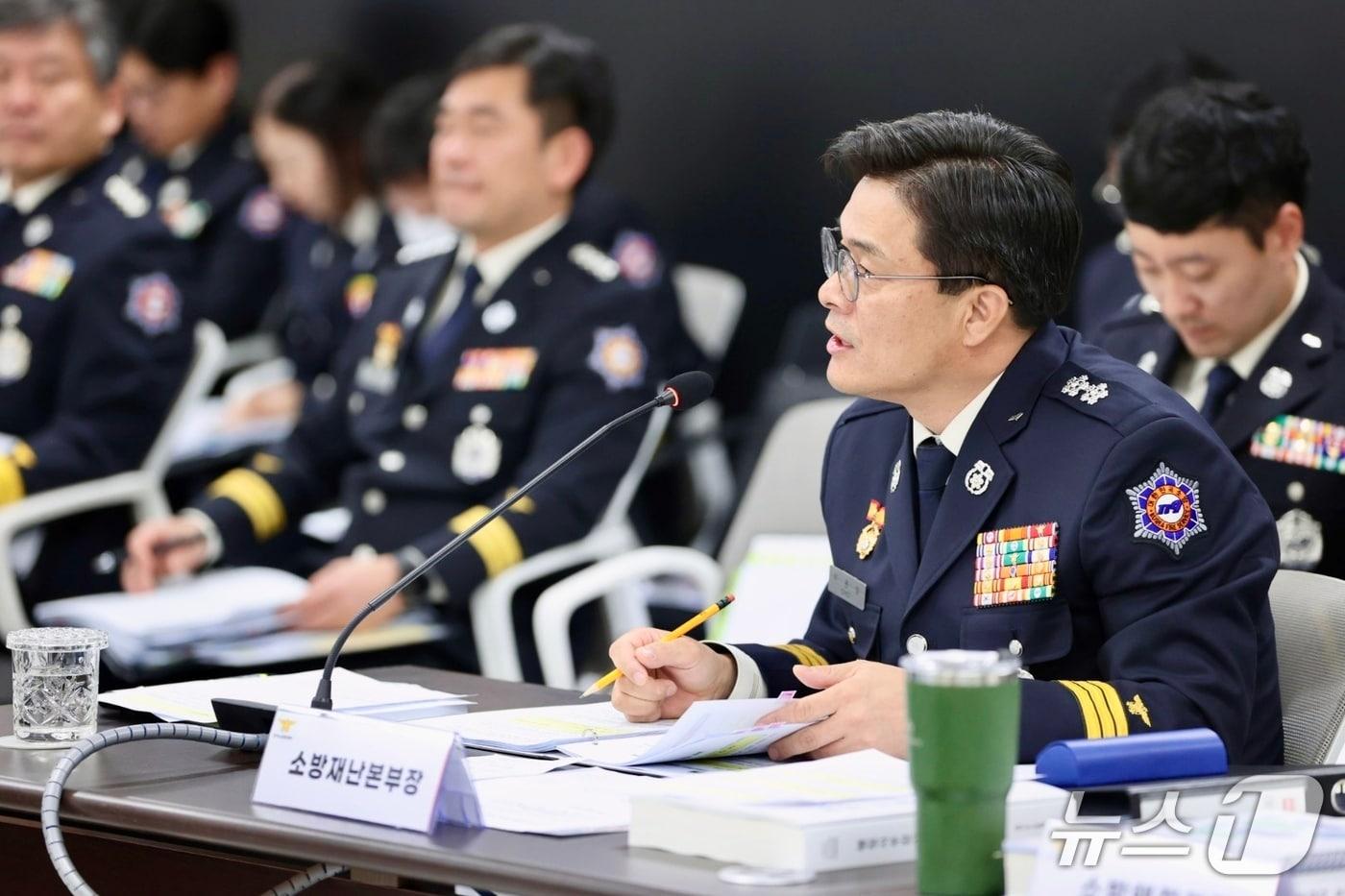 최용철 경기도소방재난본부장 전담 직무대리가 12일 경기도의회 안전행정위원회 행정사무감사에 참석해 의원 질의에 답변하고 있다. 2025.11.12/뉴스1 ⓒ News1 김기현 기자