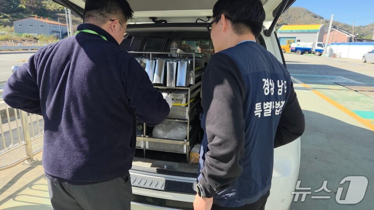본문 이미지 - 경남도 특별사법경찰이 석유 불법 유통 행위를 단속하고 있다.(경남도 제공. 재판매 및 DB금지)