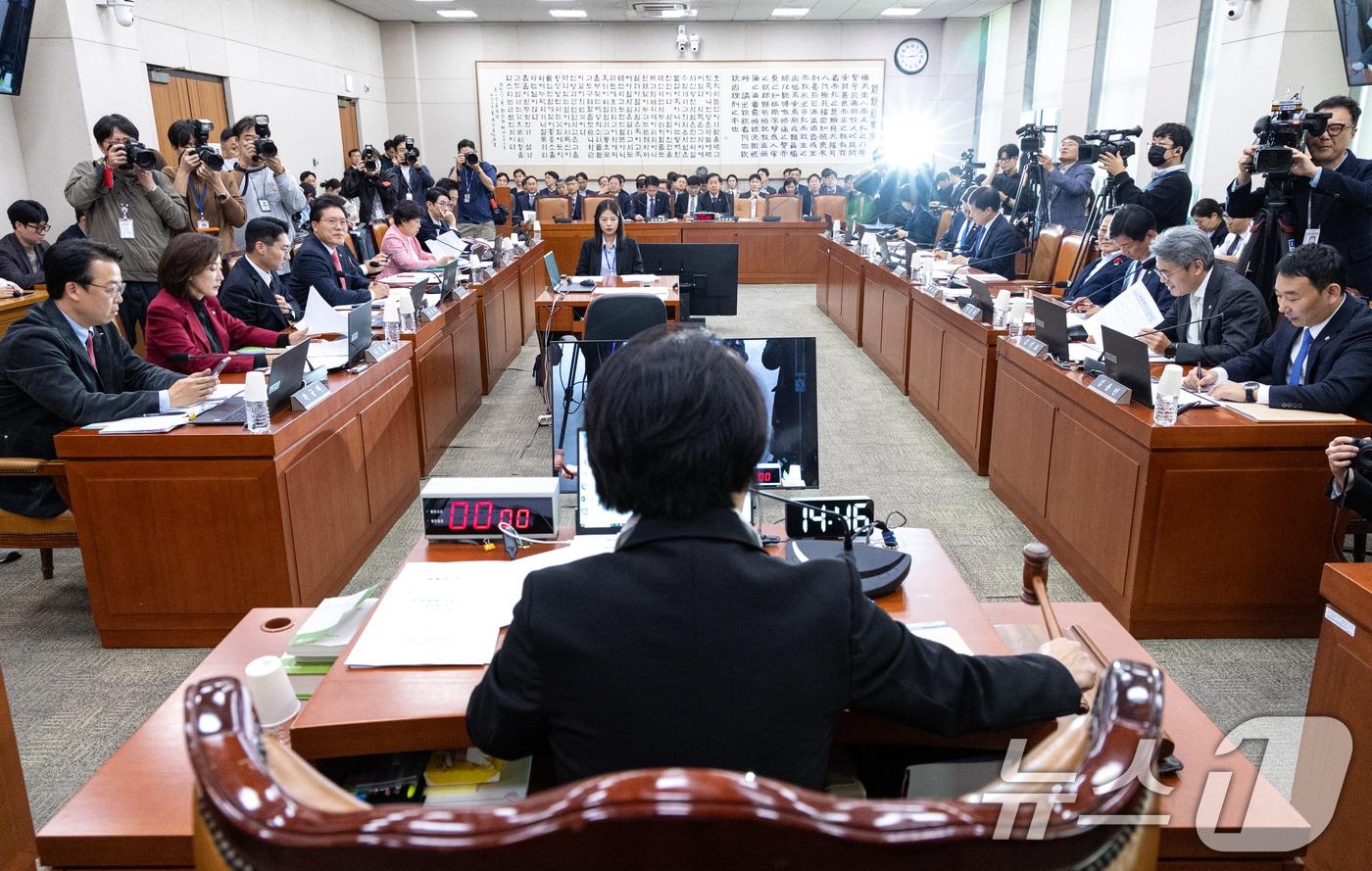 12일 서울 여의도 국회에서 열린 제429회국회&#40;정기회&#41; 법제사법위원회 제14차 전체회의에서 추미애 위원장이 의사봉을 두드리고 있다. 2025.11.12/뉴스1 ⓒ News1 이승배 기자