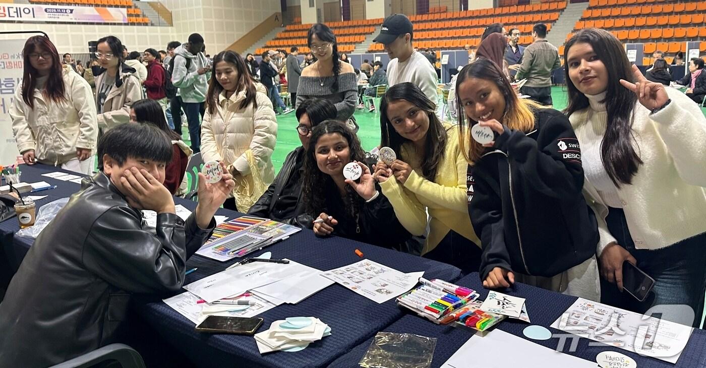 12일 구미복합스포츠센터에서 열린 Work in GUMI 취업매칭 데이에 참가한 외국인들이 포즈를 취하고 있다. (구미시 제공. 재판매 및 DB금지)/뉴스1