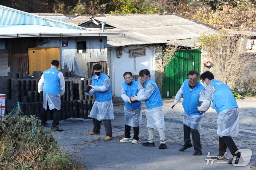 본문 이미지 - 이현준&#40;왼쪽에서 세번째&#41; 사장을 비롯한 쌍용C&E 임직원들이 서울시 성북구 정릉3동 1통 일대서 열린 ‘사랑의 연탄 나눔’ 행사에서 연탄을 전달하고 있다. &#40;사진제공 = 쌍용C&E&#41; 