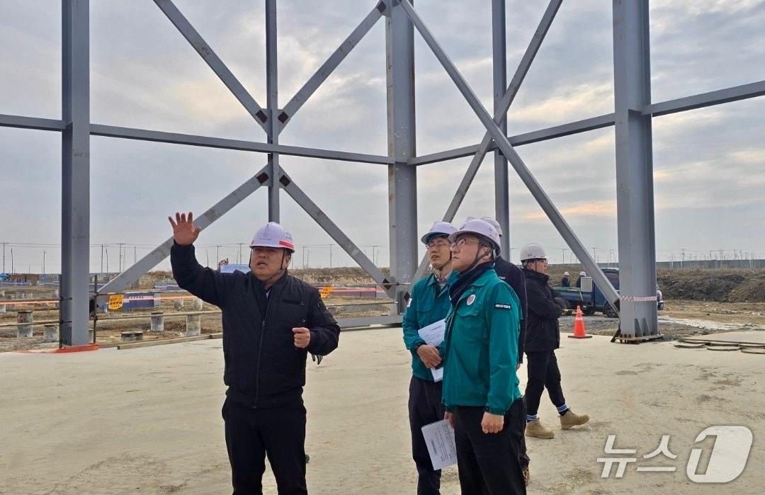 본문 이미지 - 조홍남 차장 등 새만금개발청 관계자들이 관내 사업 현장에서 &#39;동절기 대비 안전 점검&#39;을 실시하고 있다.&#40;새만금개발청 제공. 재판매 및 DB금지&#41;/뉴스1  