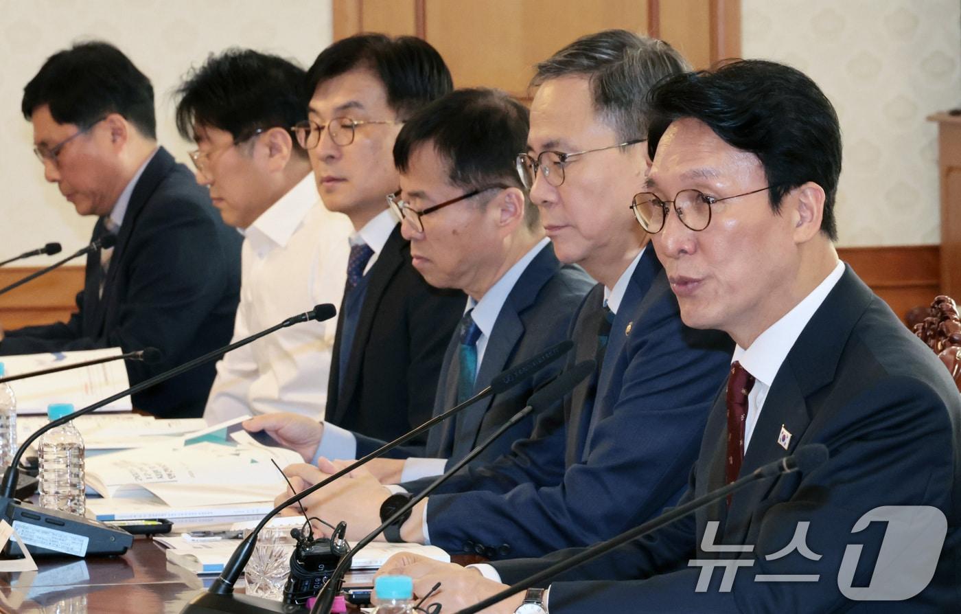 김민석 국무총리가 12일 서울 종로구 정부청사에서 열린 ‘12·29 여객기 참사 피해자 지원·추모위원회’ 회의를 주재하며 모두발언을 하고 있다. &#40;공동취재&#41; 2025.11.12/뉴스1 ⓒ News1 임세영 기자