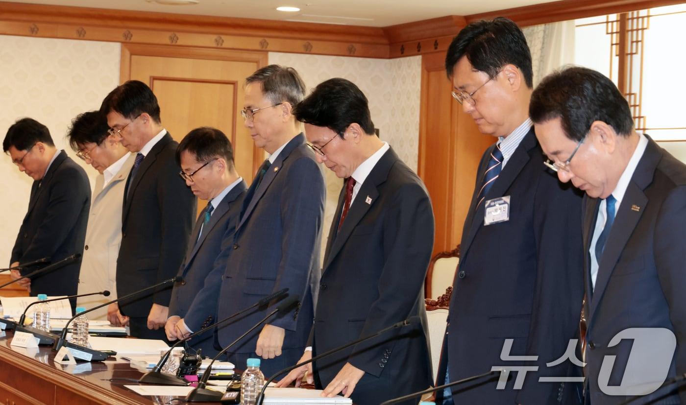 김민석 국무총리가 12일 서울 종로구 정부청사에서 열린 ‘12·29 여객기 참사 피해자 지원·추모위원회’회의에서 참석자들과 희생자들을 추모하는 묵념을 하고 있다. (공동취재) 2025.11.12/뉴스1 ⓒ News1 임세영 기자