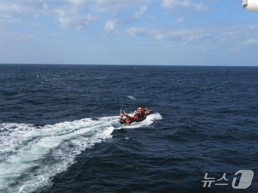 본문 이미지 - 군산해경이 지난 10일 오전 8시 53분께 전북 군산시 어청도 남서쪽 150㎞ 해상&#40;한중 어업협정선 내측 37㎞&#41;에서 전복된 99톤급 중국 어선 실종자 9명을 찾기 위한 수색 작업에 나서고 있다.&#40;군산해경 제공. 재판매 및 DB금지&#41;