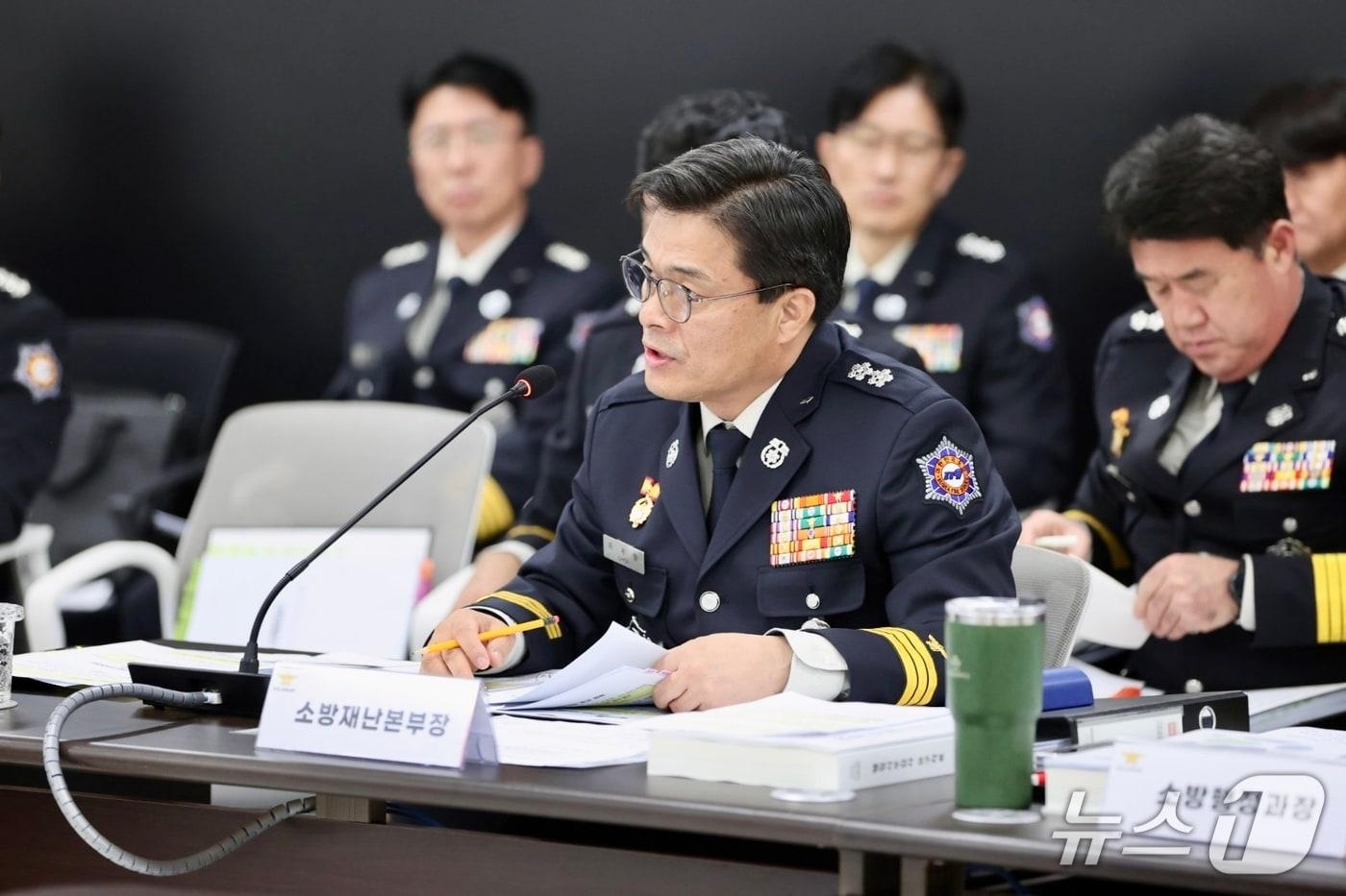 최용철 경기도소방재난본부장 전담 직무대리가 12일 경기도의회 안전행정위원회 행정사무감사에 참석해 의원 질의에 답변하고 있다. 2025.11.12/뉴스1 ⓒ News1 김기현 기자