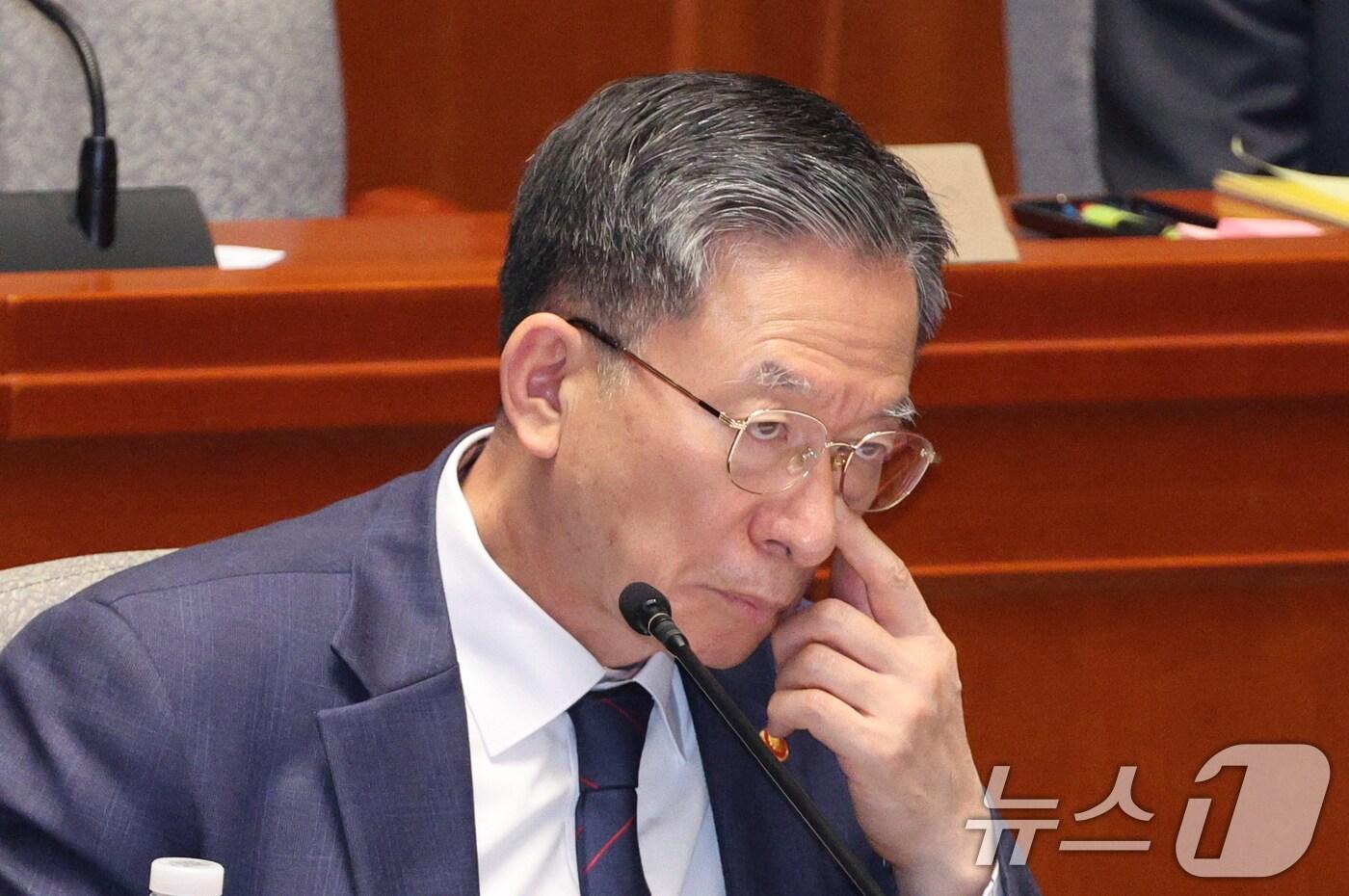 정성호 법무부 장관이 지난 12일 서울 여의도 국회에서 열린 예산결산특별위원회 전체회의에서 얼굴을 매만지고 있다. 2025.11.12/뉴스1 ⓒ News1 신웅수 기자