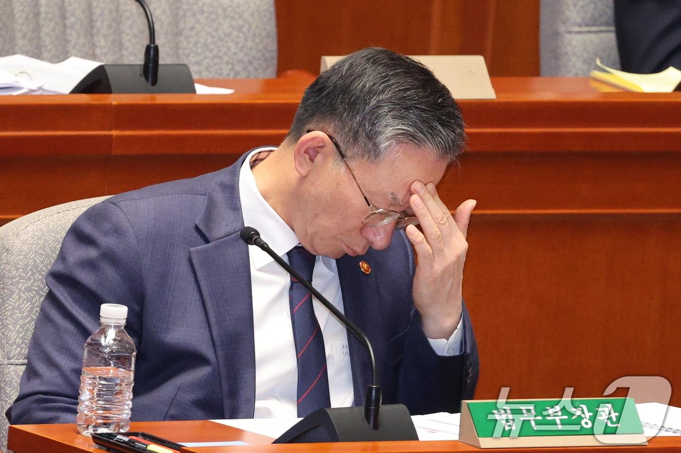 정성호 법무부 장관이 12일 서울 여의도 국회에서 열린 예산결산특별위원회 전체회의에서 싱각에 잠겨 있다. 2025.11.12/뉴스1 ⓒ News1 신웅수 기자