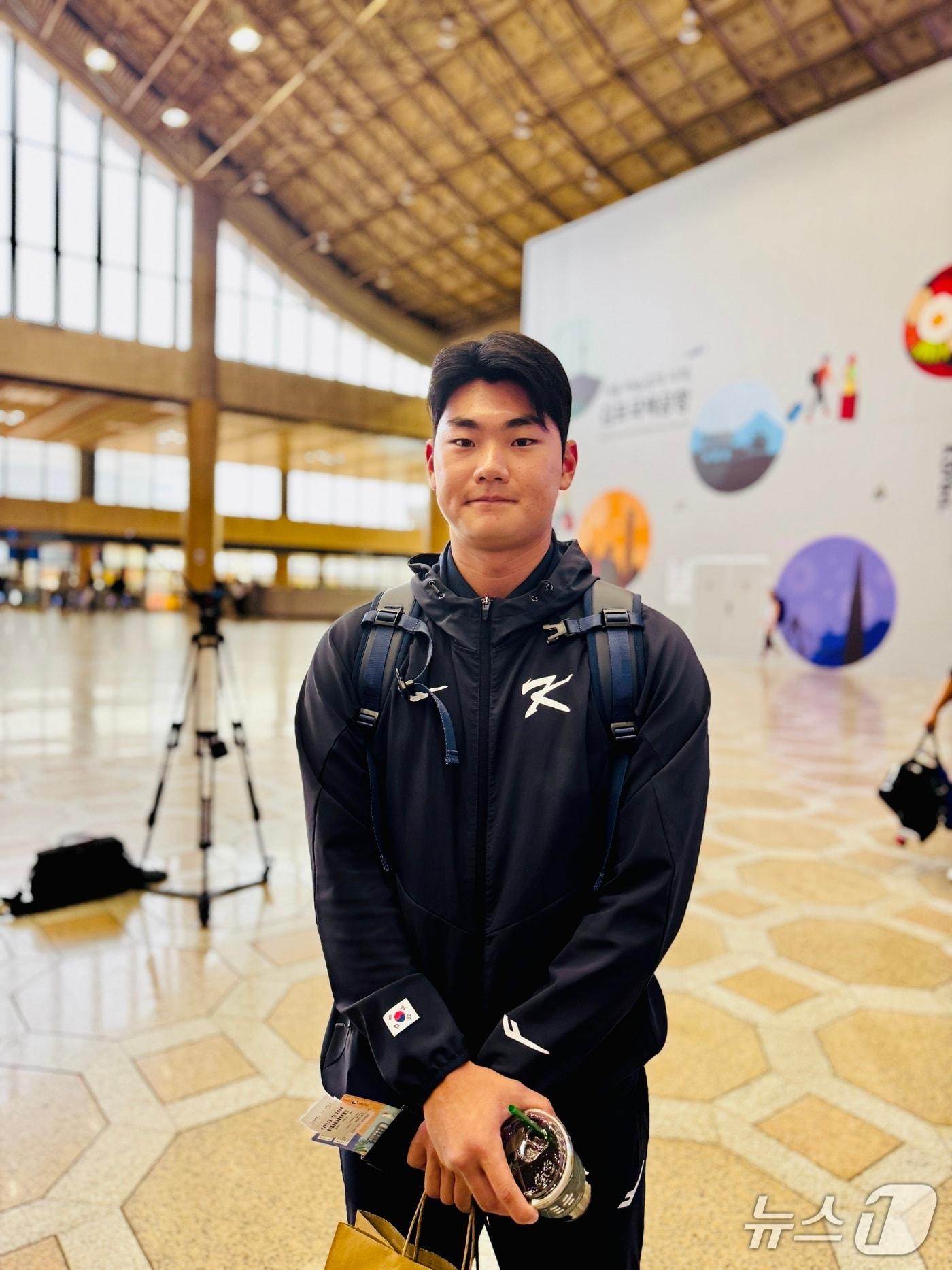 본문 이미지 - 한국 야구대표팀 내야수 김주원이 12일 김포국제공항에서 취재진과 인터뷰를 하고 있다. 2025.11.12/뉴스1 ⓒ News1 서장원 기자