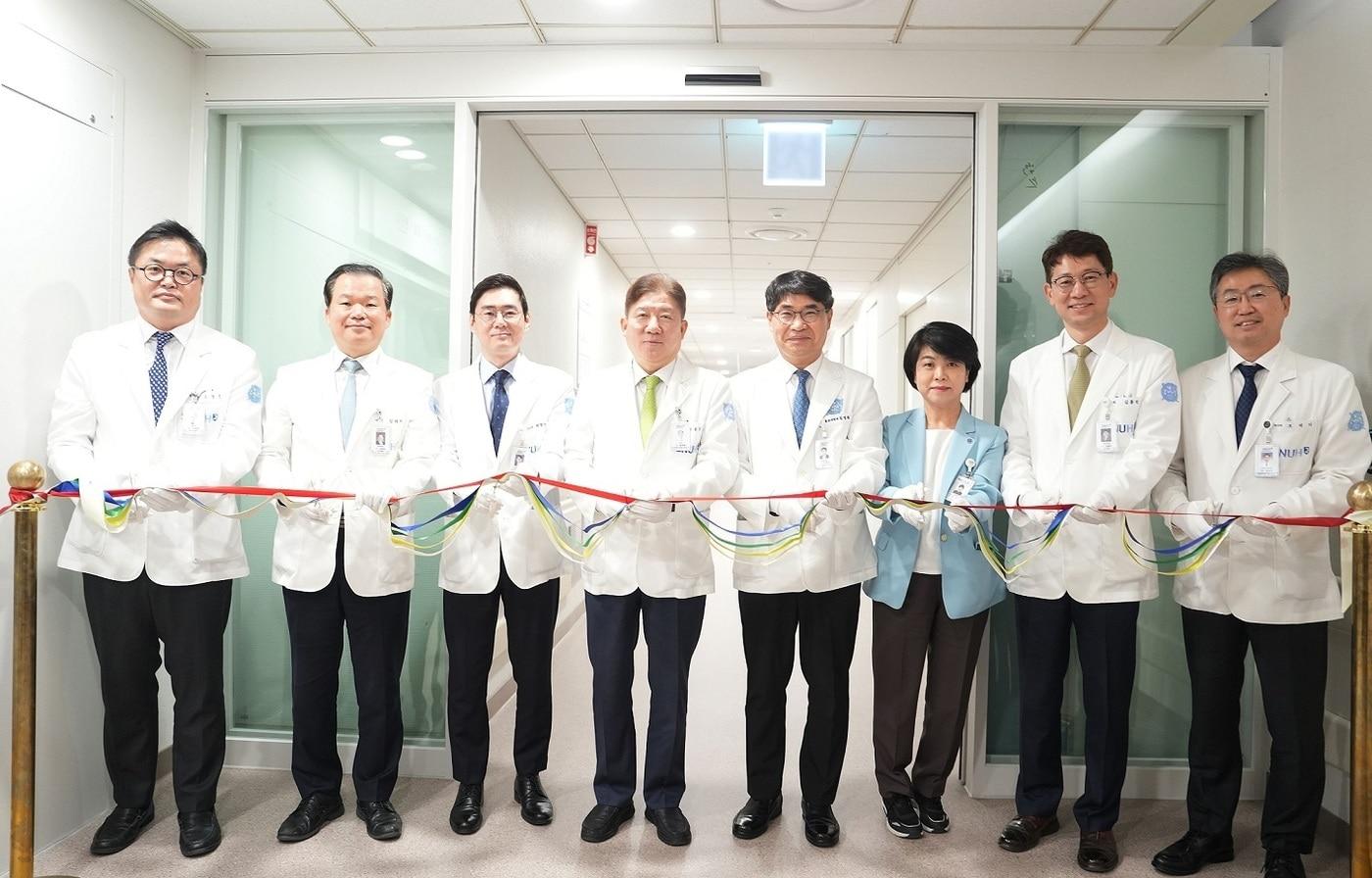 분당서울대병원 집행진이 신생아중환자실 확장 개소를 기념하는 커팅식을 진행하고 있다.&#40;분당서울대병원 제공&#41;