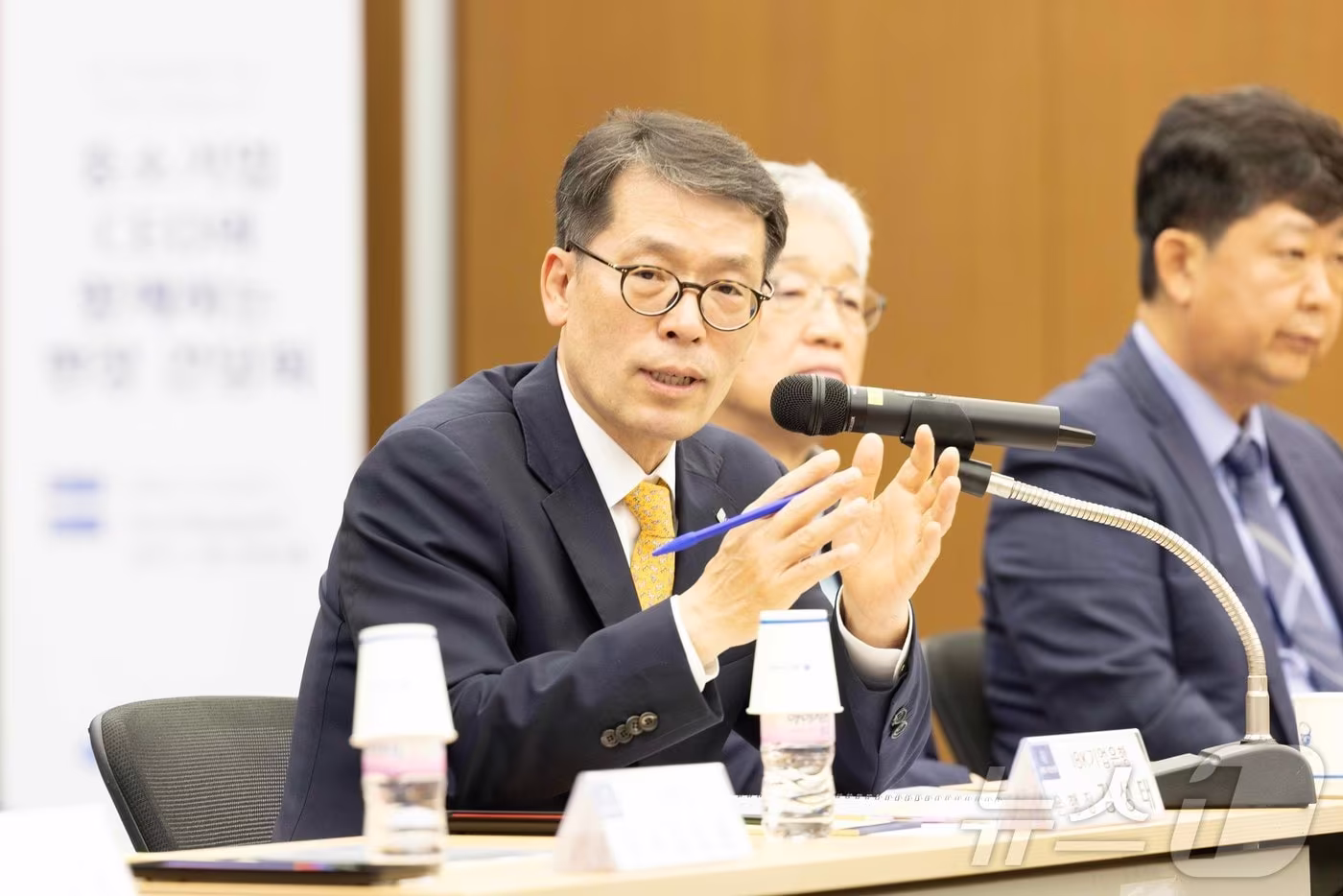 김성태 IBK기업은행장이 12일 부산 남구 부산국제금융센터에서 열린 중소기업 현장 간담회에서 중소기업 대표들과 대화하고 있다. &#40;IBK기업은행 제공. 재판매 및 DB 금지&#41; 2025.11.12/뉴스1